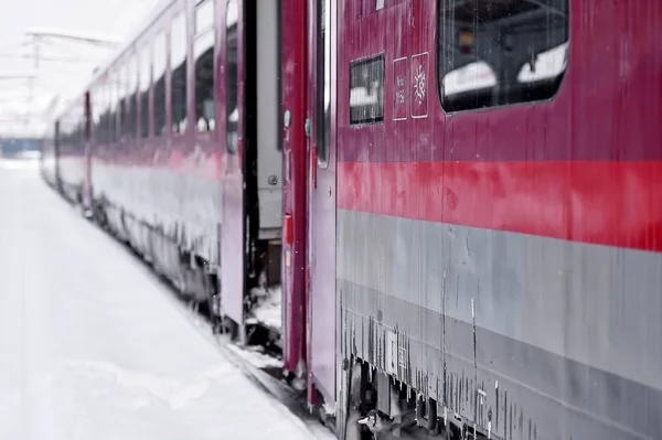 Trens na estação após a queda de neve — Fotografia de Stock