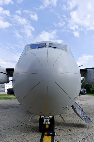 Frente de uma grande aeronave de transporte militar — Fotografia de Stock