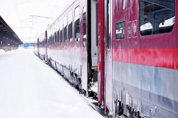 Träna vagn i station under vintern — Stockfoto