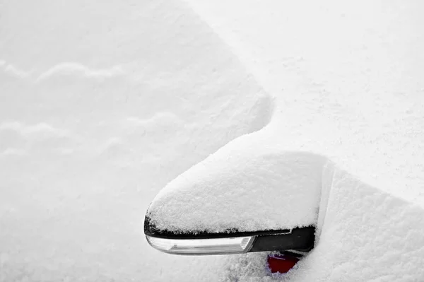 Espejo lateral cubierto de nieve —  Fotos de Stock