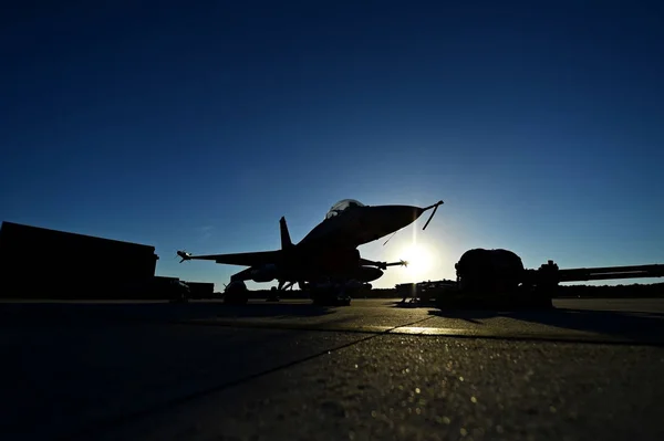 Kampfflugzeug mit Ausrüstung auf Landebahn lizenzfreie Stockbilder