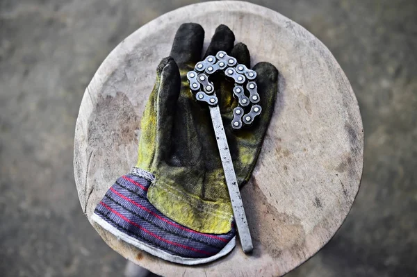 Arbeiter-Handschuh mit Werkzeug — Stockfoto