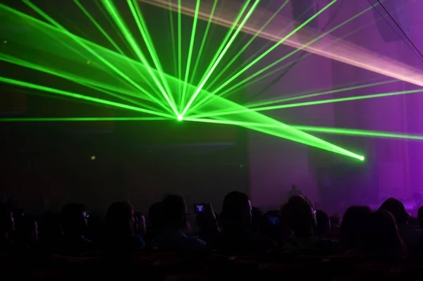 Mensen kijken laser-show — Stockfoto