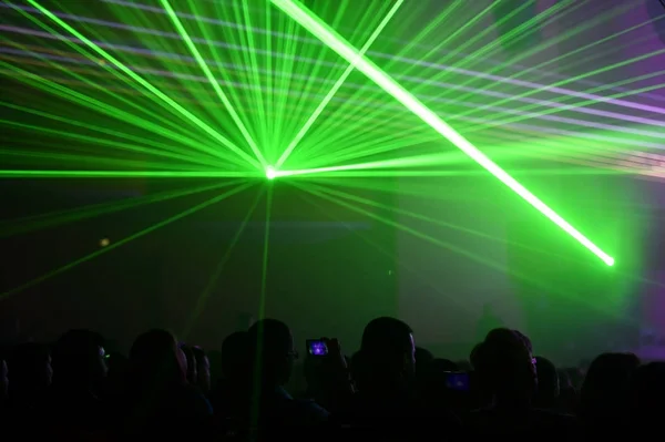 Mensen kijken laser-show — Stockfoto