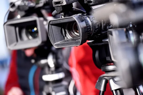 Medya olayı yayınlayan Tv kameraları — Stok fotoğraf