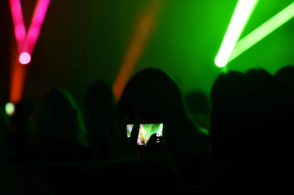 Menschen beobachten Lasershow lizenzfreie Stockbilder