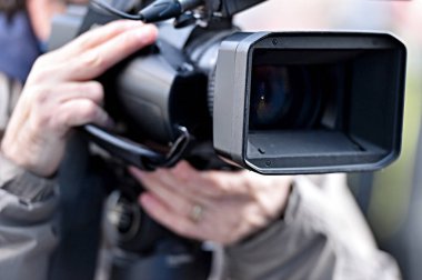 Medya olayı yayınlayan Tv kameraları
