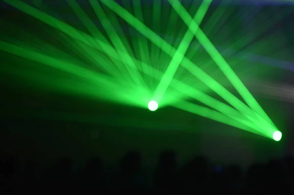 Mensen kijken naar een prachtige laser-show — Stockfoto