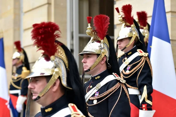 Hotel matignon republikanische Ehrenwache lizenzfreie Stockfotos