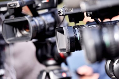 Medya olayı yayınlayan Tv kameraları