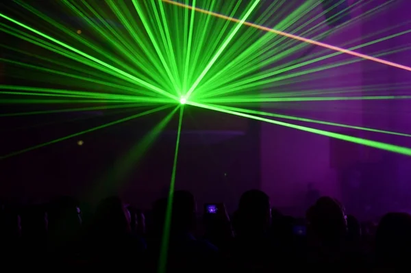 Mensen kijken laser-show — Stockfoto