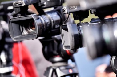 Medya olayı yayınlayan Tv kameraları