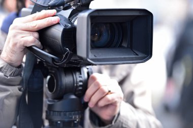 Medya olayı yayınlayan Tv kameraları