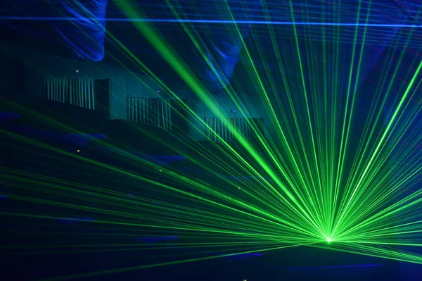 Onherkenbaar mensen kijken naar een prachtige laser-show — Stockfoto