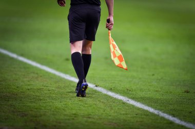 Futbol sırasında yardımcı hakem maç