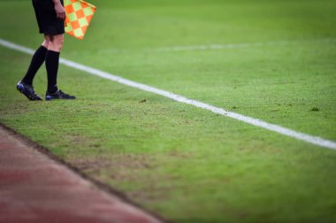 Futbol sırasında yardımcı hakem maç