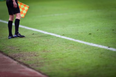 Futbol sırasında yardımcı hakem maç