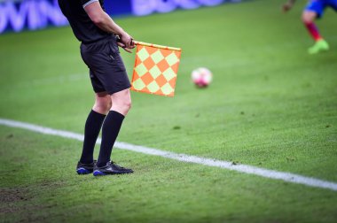 Futbol sırasında yardımcı hakem maç
