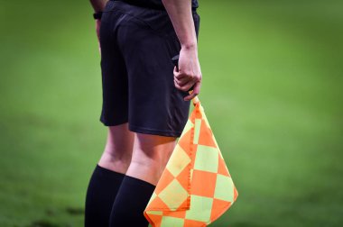 Futbol sırasında yardımcı hakem maç