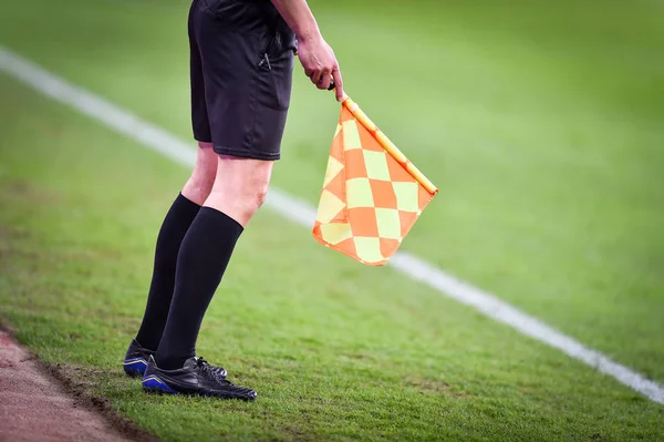 Futbol sırasında yardımcı hakem maç