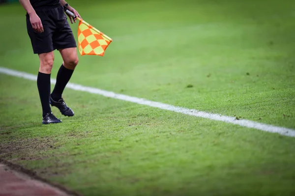 Assistente árbitro durante jogo de futebol — Fotografia de Stock