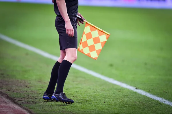 Assistente arbitro durante la partita di calcio — Foto Stock