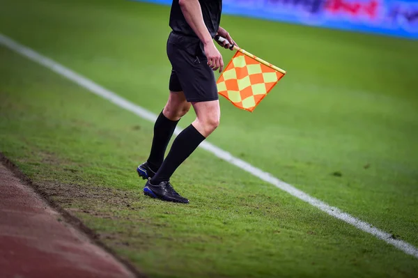 Assistente arbitro durante la partita di calcio — Foto Stock