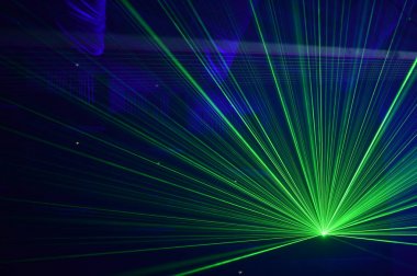 İnsanlar izlerken lazer gösterisi