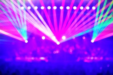 İnsanlar izlerken lazer gösterisi