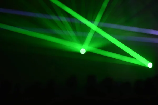 Mensen kijken laser-show — Stockfoto