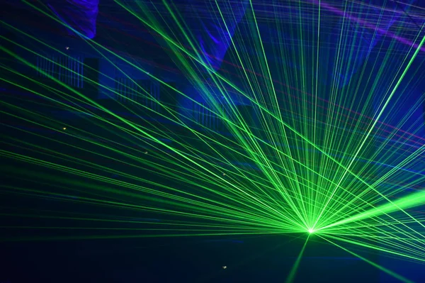 Mensen kijken laser-show — Stockfoto