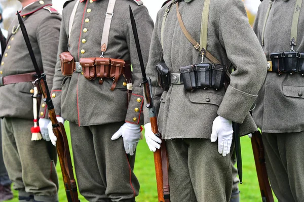 Солдаты в форме во время военной реконструкции — стоковое фото