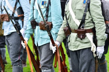 Asker üniformalı askeri canlandırma sırasında