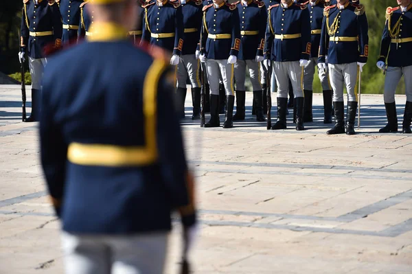 Během vojenské ceremonie čestnou stráž — Stock fotografie