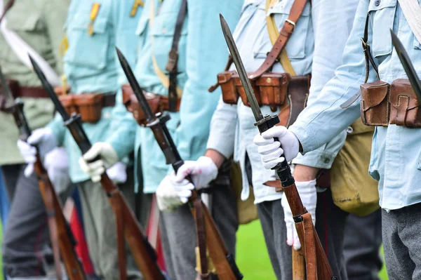 Soldaten in uniformen tijdens militaire re-enactment — Stockfoto