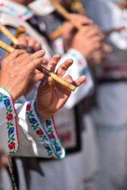 İnsanlar geleneksel ahşap flüt şarkı