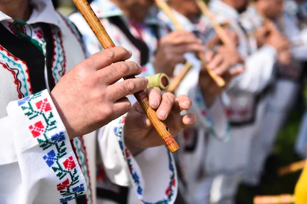 İnsanlar geleneksel ahşap flüt şarkı