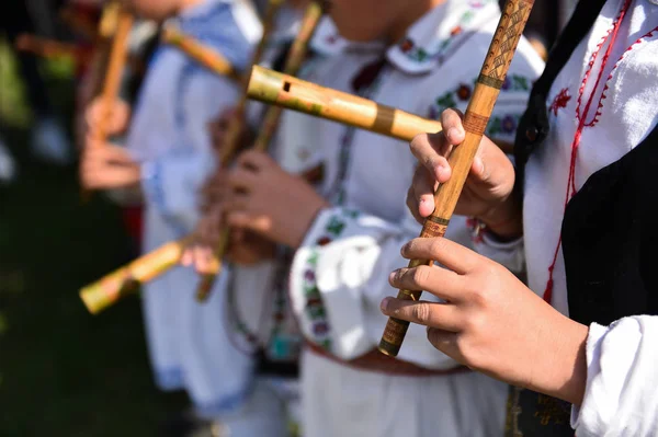 İnsanlar geleneksel ahşap flüt şarkı