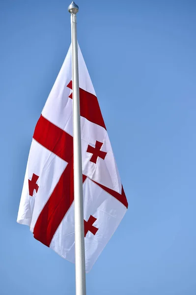 Bandeira nacional da Geórgia soprada pelo vento — Fotografia de Stock