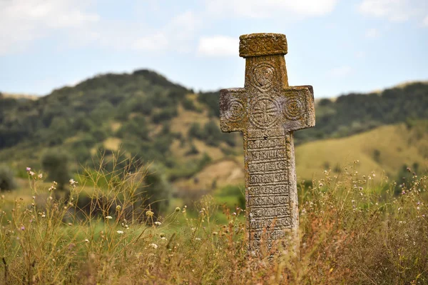 Antigua cruz de piedra ortodoxa —  Fotos de Stock