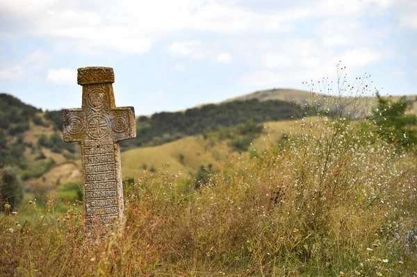 Древний православный каменный крест — стоковое фото