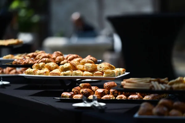 Tavolo pieno di prodotti di pasticceria fresca — Foto Stock