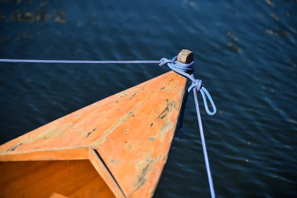 Wszystko drewnianych canoe nad jeziorem — Zdjęcie stockowe