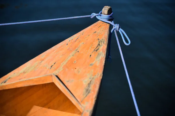 Λεπτομέρεια ξύλινα κανό σε μια λίμνη — Φωτογραφία Αρχείου