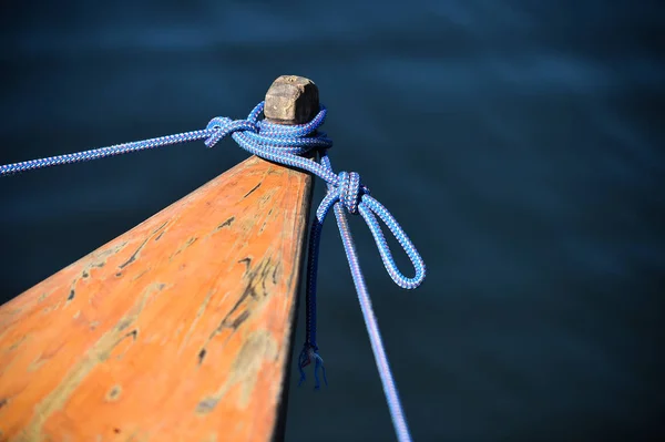 Detail dřevěné kánoe na jezeře — Stock fotografie