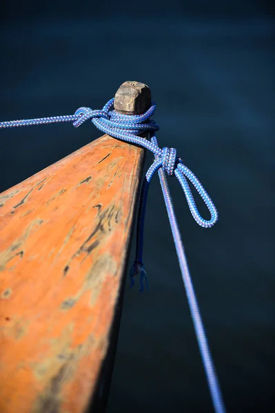 Detail dřevěné kánoe na jezeře — Stock fotografie