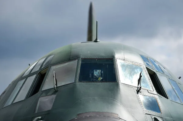 Самолет "Военный Геркулес" на взлетно-посадочной полосе — стоковое фото