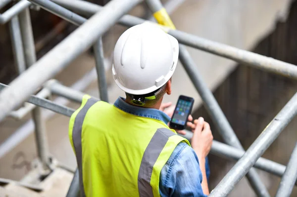 Workers inspecting construction works on a scaffold — Stock Photo, Image