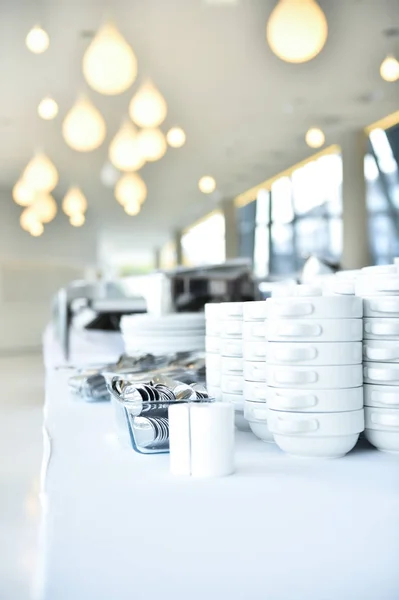 Catering-Teller und Gerichte vor der Veranstaltung — Stockfoto