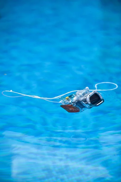 Câmera fotográfica subaquática flutuando na água — Fotografia de Stock